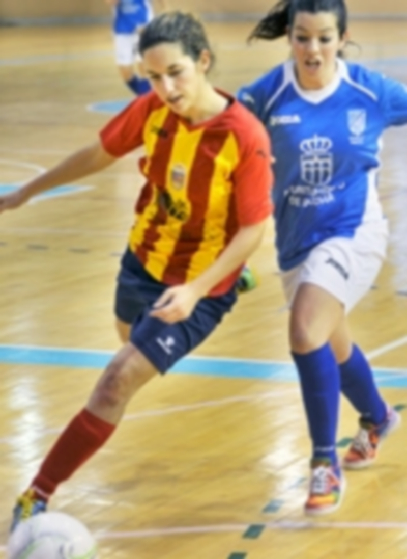 Martita intenta llegar a la pelota