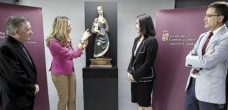 La consejera de Cultura examina la imagen restaurada. / Ical