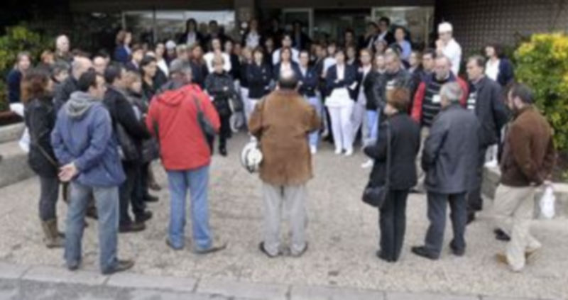 Concentración de empleados públicos celebrada esta mañana junto a la Residencia Asistida de Segovia. / JUAN MARTÍN
