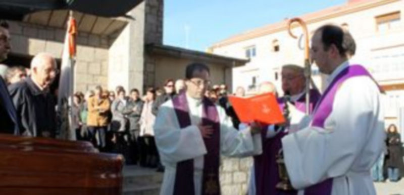El obispo recibió a la puerta del templo los restos mortales del sacerdote fallecido./M.G.