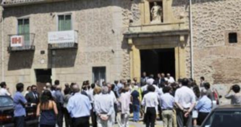 Numerosas personas se acercaron hasta la iglesia románica de San Andrés para acompañar a la familia Garvía Luciáñez. / JUAN MARTÍN