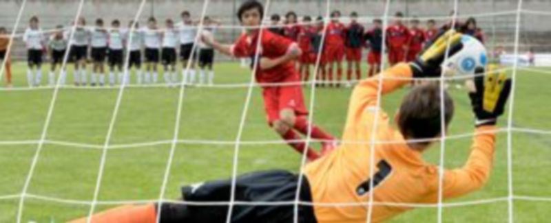 De esta forma detuvo el portero del Valencia el penalti del jugador del Spórting que acabó decidiendo la semifinal. /Kamarero