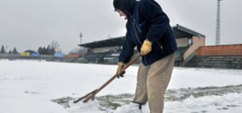 Un operario municipal pasa el rastrillo por el campo de La Albuera