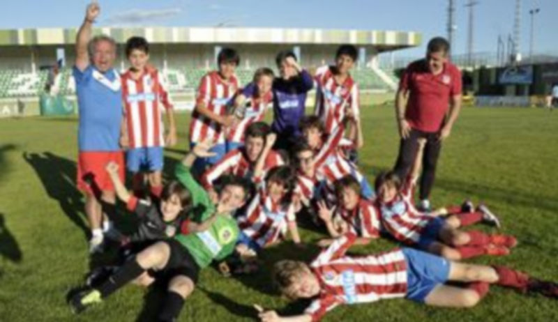 La plantilla del Atlético de Madrid festeja su triunfo en la final del Torneo de fútbol siete alevín Ciudad de Segovia. / Juan Martín