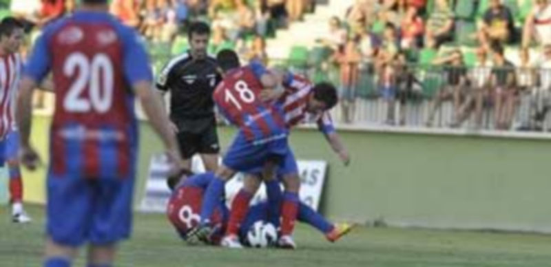 Cristian ‘Cebolla’ Rodríguez trata de superar la entrada de dos jugadores de la Gimnástica Segoviana. / Juan Martín