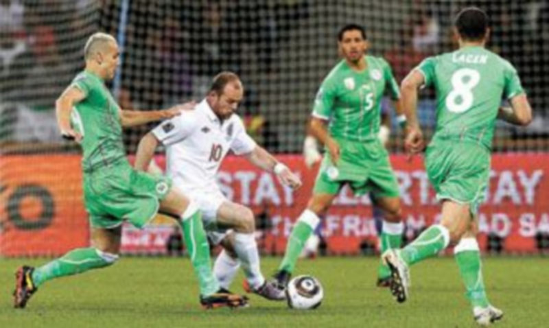 Wayne Rooney intenta controlar el balón ante los jugadores argelinos Hassan Yebda (i) y Medhi Lacen. / Efe