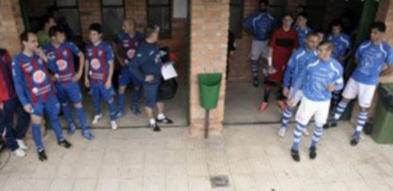 Los jugadores de la Gimnástica Segoviana y del CD La Granja se disponen a saltar al terreno de juego