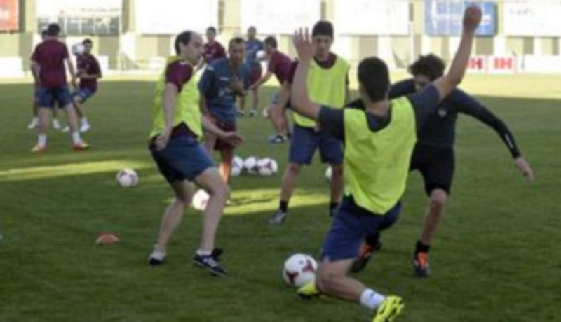 Instante del entrenamiento de ayer de la Gimnástica Segoviana en el campo de La Albuera. / Juan Martín