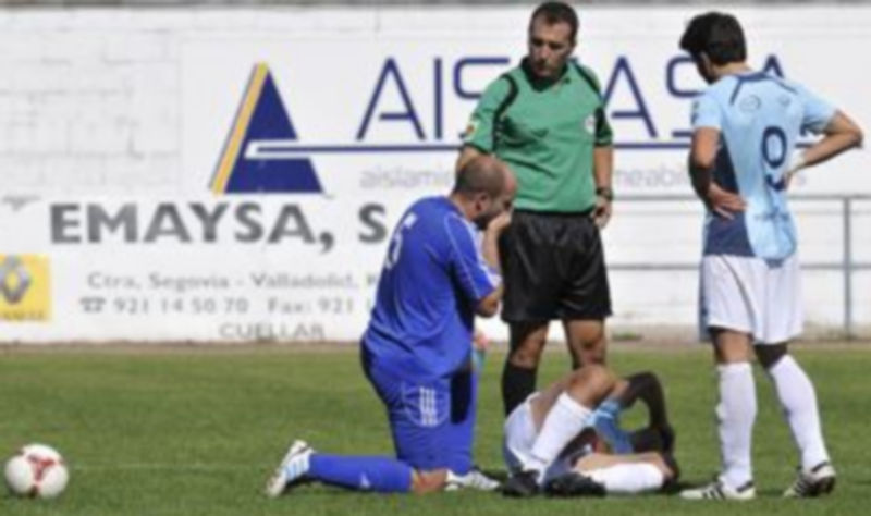 Un jugador de la Segoviana se lamenta en el suelo durante el primer encuentro de la temporada jugado en el campo de Santa Clara ante el Cuéllar Eufón. / Juan Martín