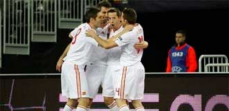 Lin se abraza con sus compañeros tras la consecución de un gol. / E.Serrano