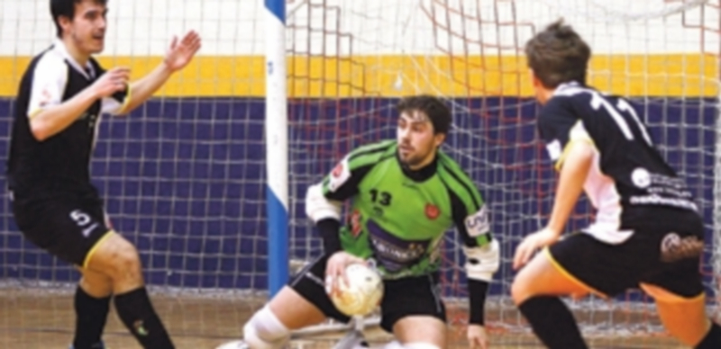 El portero zamorano Gómez se hace con la pelota en una clara ocasión desperdiciada por Edu y Alvarito. / Javier de la Fuente - La Opinión de Zamora