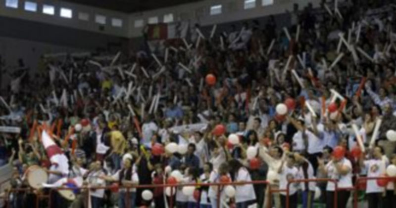 Así de repleta de seguidores segovianos estaba una de las dos gradas del pabellón Cajamadrid de Alcalá de Henares hace dos años. / Juan Martín