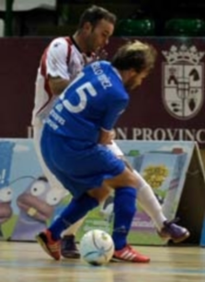 Abel Castilla intenta superar la marca de Pablo Nuñez en la imagen correspondiente al partido de ida. / Juan Martín