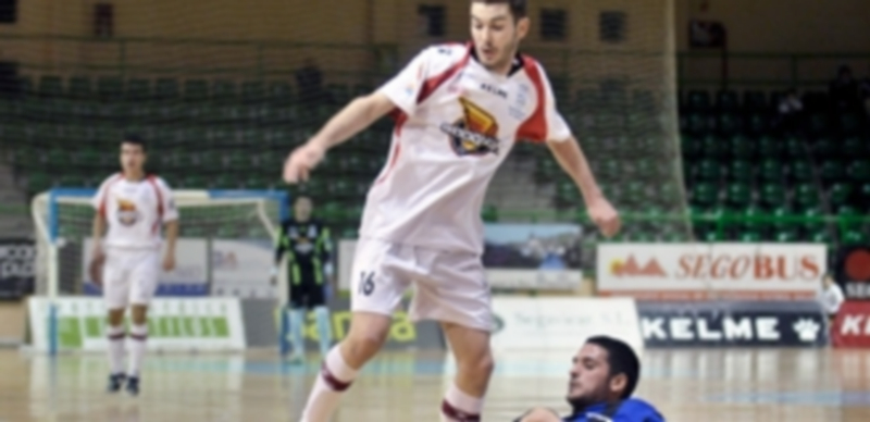 Javi Alonso fue uno de los jugadores más destacados del Segovia Futsal en el partido de ayer en Elche. / Juan Martín