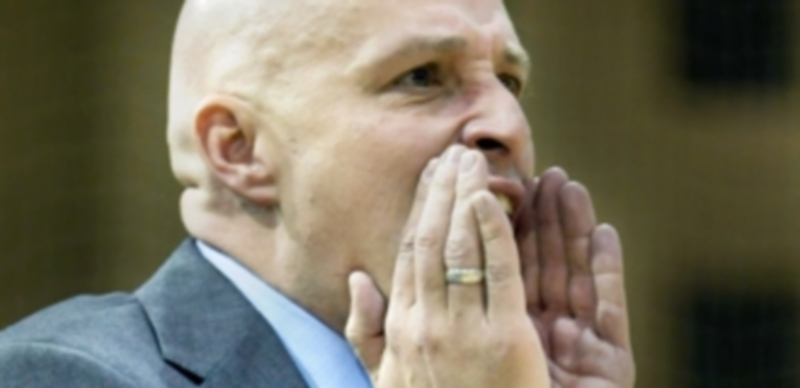 David Zamorano grita a uno de sus jugadores durante el pasado encuentro del Segovia Futsal. / Juan Martín