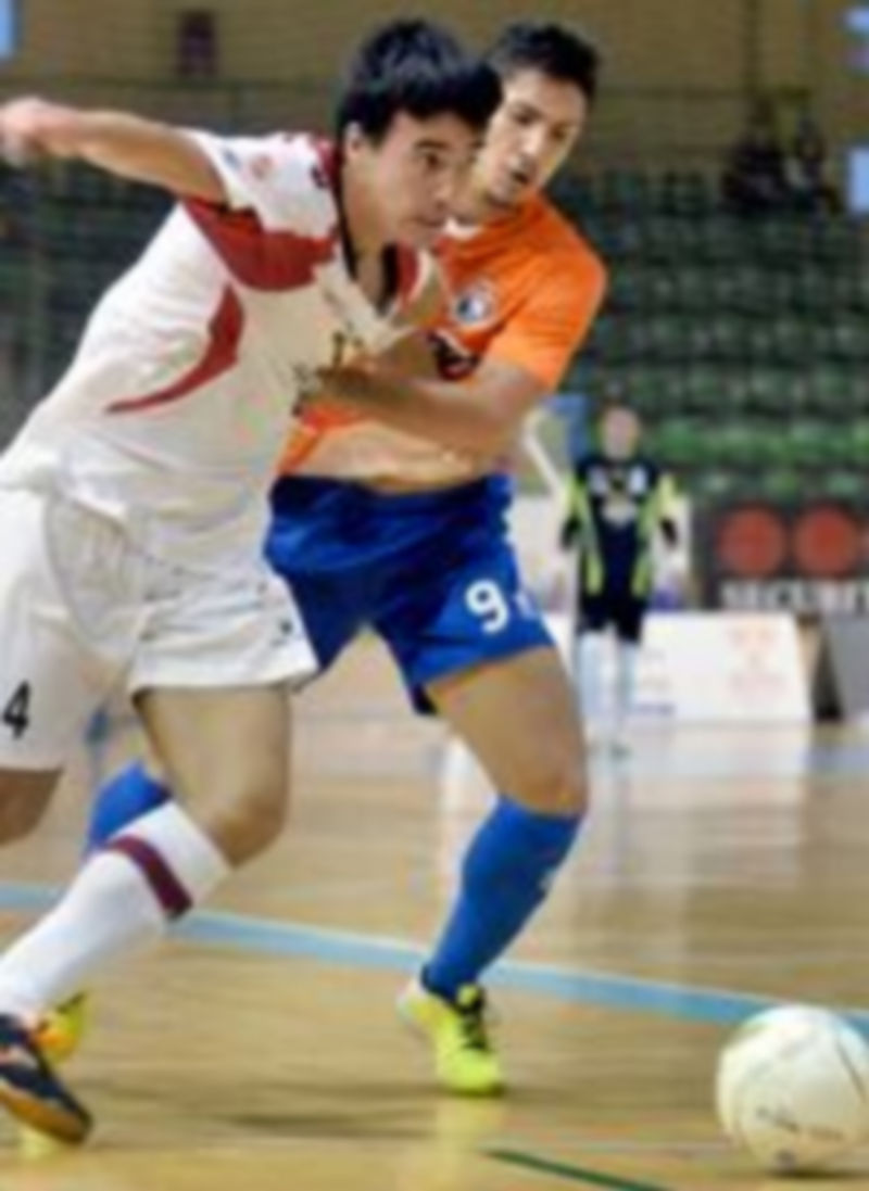 Edu trata de zafarse del marcaje de un contrario durante uno de los partidos del Segovia Futsal. / Juan Martín