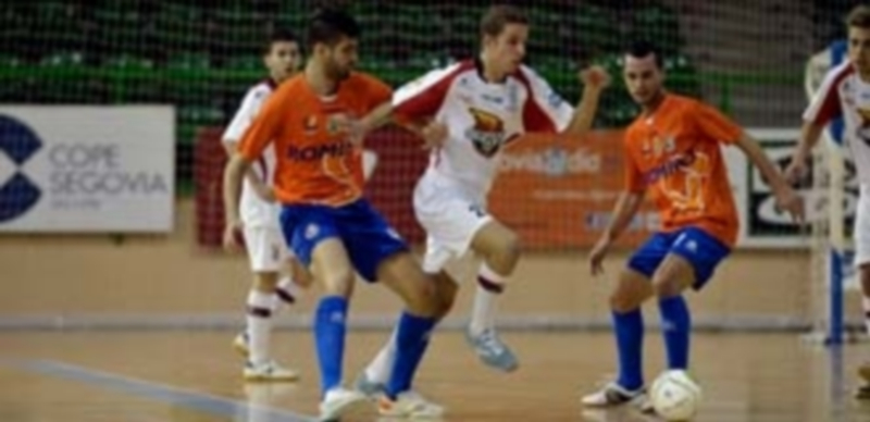 Charly se marcha de dos jugadores del Cartagena en el encuentro jugado la pasada temporada en el pabellón Pedro Delgado. / Juan Martín