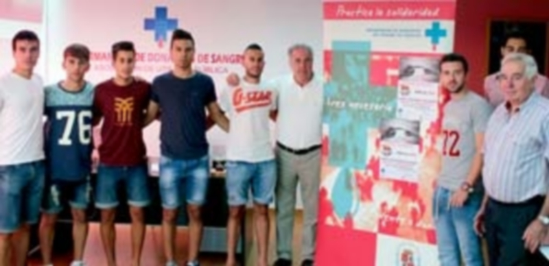 Siete jugadores del primer equipo del Segovia Futsal acompañaron a Rafael Encinas y a Mariano de Frutos. / Fran Muñoz