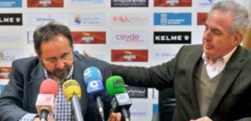 Rafael Encinas da una palmada en la espalda a José Luis Montero