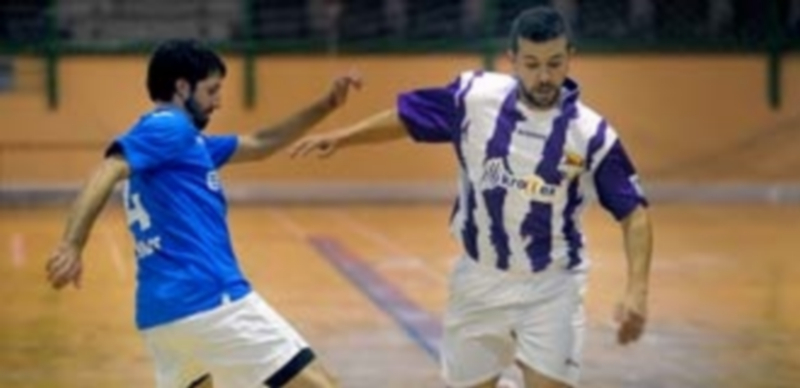 Buitre dribla a un contrario durante el partido de entrenamiento que disputaron Segovia Futsal y Gran Peña FS. / Kamarero