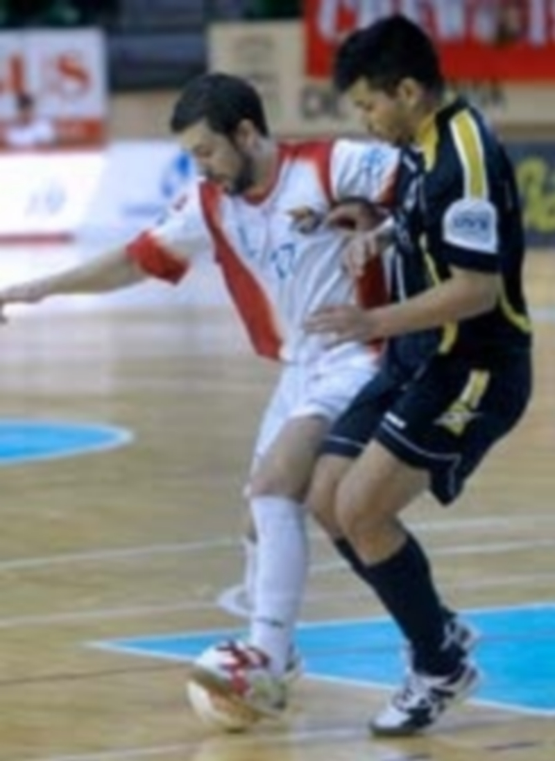 Buitre protege el balón ante la presencia de un rival