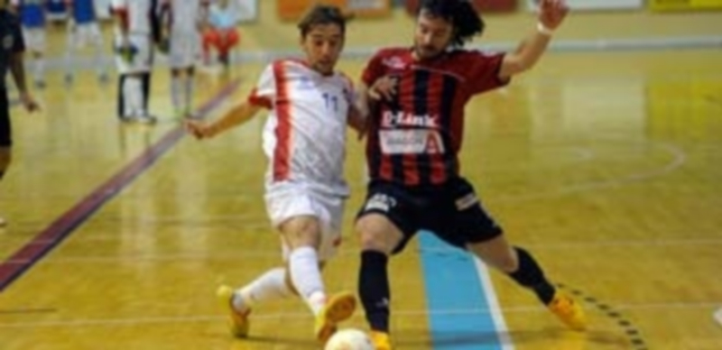 Alvarito y Nano Modrego pugnan por llegar al balón durante el encuentro entre el Segovia Futsal y el Zaragoza. / Kamarero