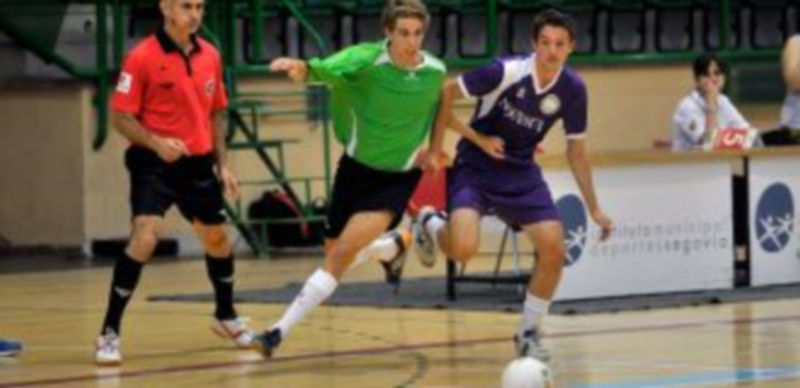 Una de las jugadas que se sucedieron durante el encuentro amistoso que enfrentó al Segovia Futsal con el Silver Novanca