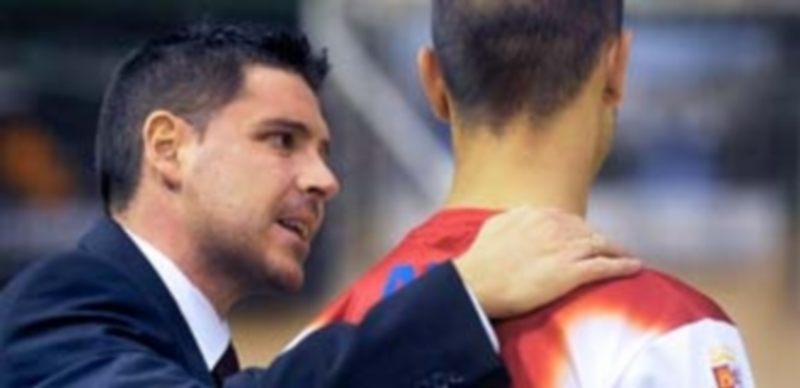 Diego Gacimartín da instrucciones a Dani Carbonell en un encuentro anterior. / Kamarero