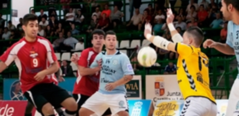 Jorge Jimeno intenta superar al portero del Uruguay Tenerife en un momento del partido jugado en Segovia. / Lara Mazagatos