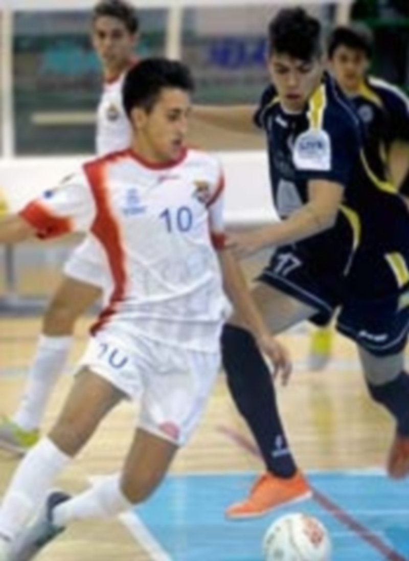 Alex Fuentes trata de superar a un jugador del Gran Canarias Colegio Arenas durante el partido. / Kamarero