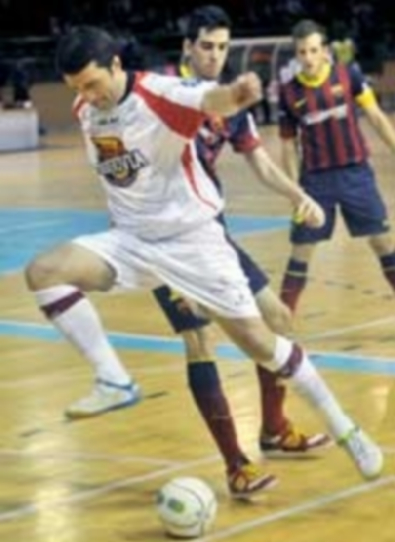 Javier Orol superar a un defensor del FC Barcelona B en un momento del encuentro. / Kamarero