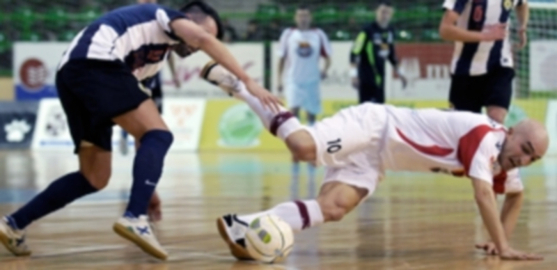 La teoría del error 1 Riquer cae ante la entrada de un jugador del Hércules San Vicente en un momento del encuentro jugado en el Pedro Delgado. / Juan Martín