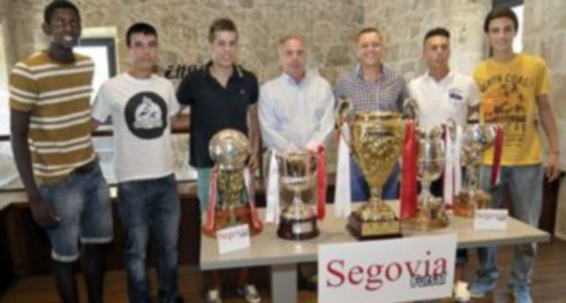 De izquierda a derecha Ángel Bingyoba