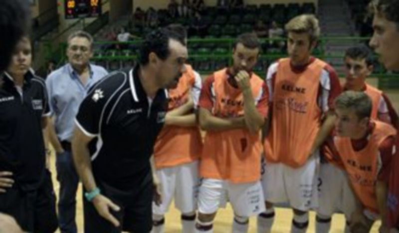 Carlos Sánchez se dirige a sus jugadores durante un tiempo muerto durante el último partido de pretemporada. /Juan Martín