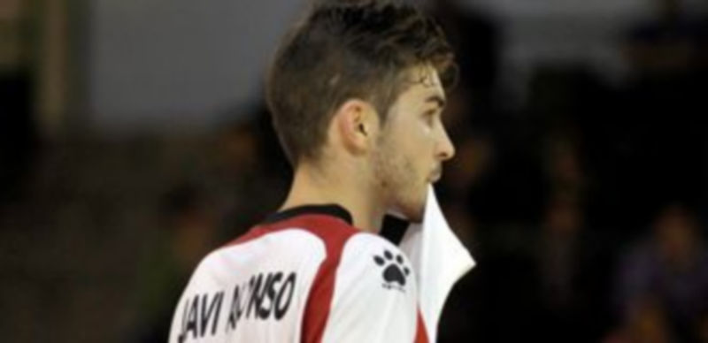 Javi Alonso muerde la camiseta durante el encuentro que el Segovia FS jugó ante el Plásticos Romero Cartagena. / Juan Martín