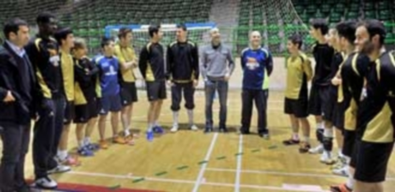 Riquer charla con los que fueron sus compañeros de equipo desde el mes de diciembre. / Kamarero