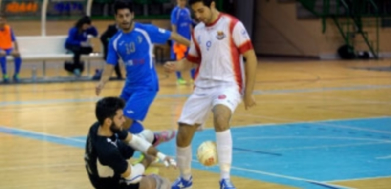 El portero del Sierra de Salinas de lanza a los pies de Jorge Jimeno para intentar desbaratar la ocasión de gol del Segovia Futsal. / Kamarero