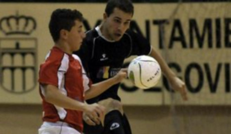 Sergio María pelea por un balón con un jugador del Torrelodones en el encuentro jugado ayer. / Juan Martín