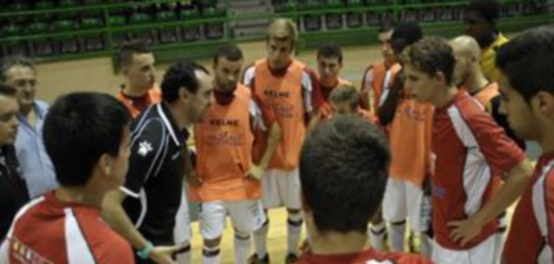 Carlos Sánchez da instrucciones a sus jugadores durante un entrenamiento. / Juan Martín