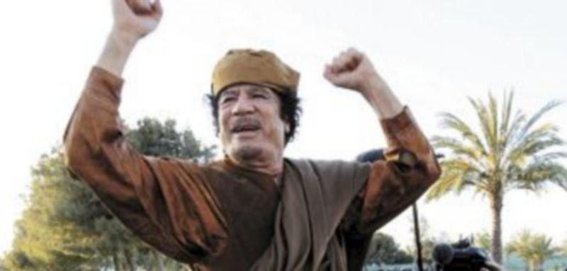 El dirigente libio Muamar el Gadafi durante un acto de heroicidad en Bengasi