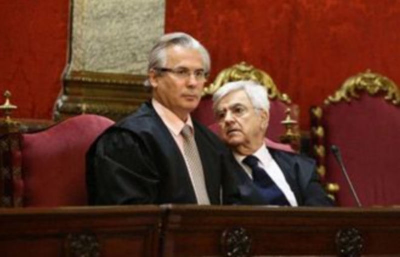 El juez Baltasar Garzón (izq.) junto al letrado que lo representa Francisco Baena (dcha.)/ EUROPA PRESS