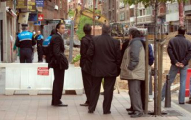 La Policía Local ha desalojado a vecinos y trabajadores de inmuebles cercanos./ JUAN MARTÍN