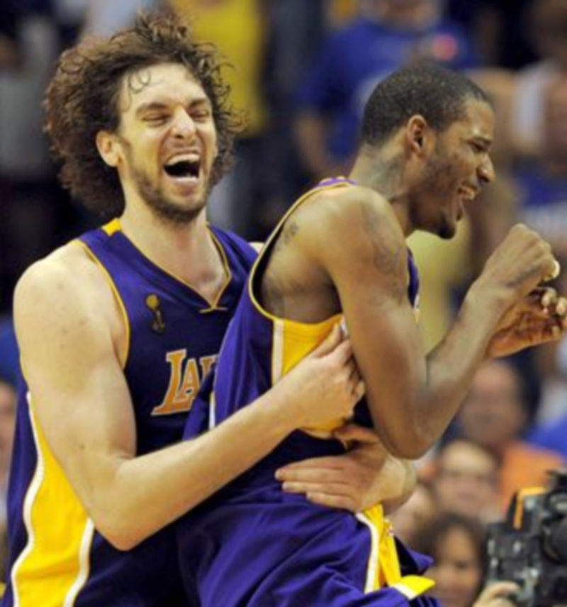 Gasol y Trevor Ariza celebran el título tras imponerse a los Orlando Magic./ EFE