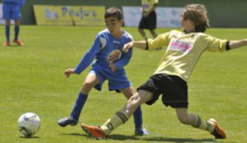 Un jugador del Milan Academy (izquierda) intenta parar a un rival del Numancia. / Juan Martín