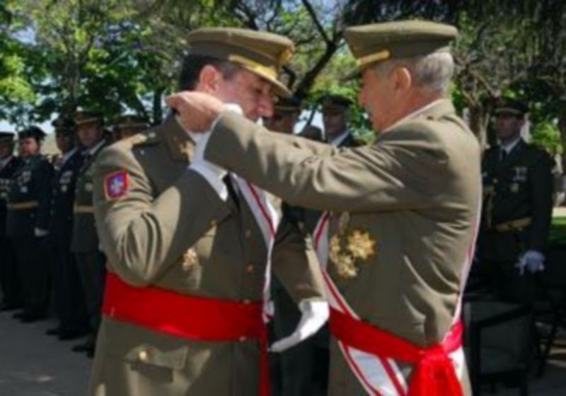 El general Sotomayor recibió la Gran Cruz del Mérito Militar durante el acto./JUAN MARTÍN
