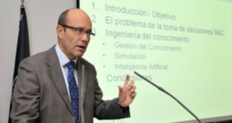 Un momento de la conferencia de José Miguel Castillo Chamorro. / A. BENAVENTE