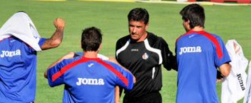 Míchel dirige a sus jugadores durante un entrenamiento del Getafe de la pasada pretemporada./ Kamarero