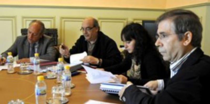 Un momento de la reunión del prejurado en la Diputación. / JUAN MARTÍN