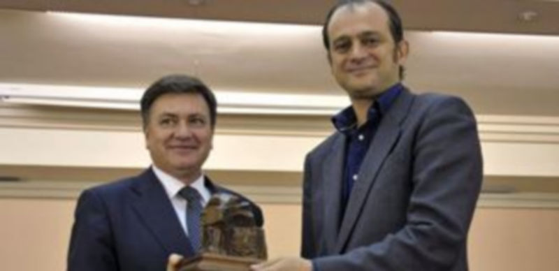 Francisco Vázquez entregó a Miguel Albero la estatuilla del premio Jaime Gil de Biedma. / Juan Martín