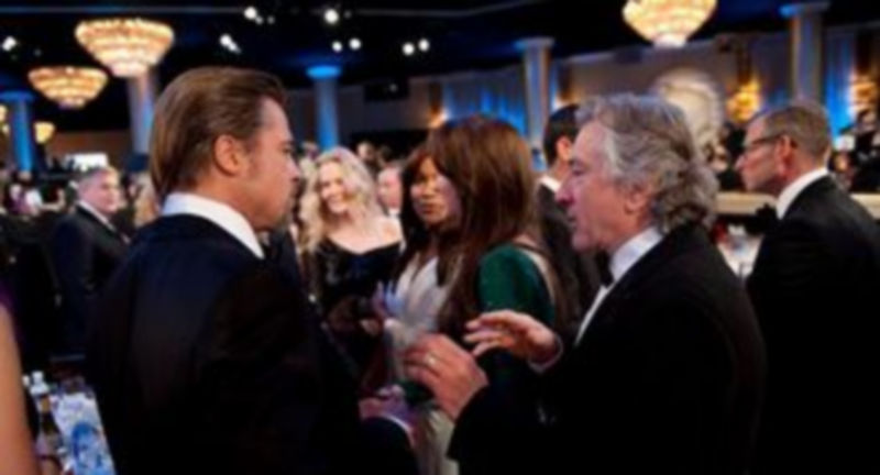 El actor estadounidense Brad Pitt (izda) conversa con el también actor Robert De Niro (dcha) en la gala de la sexagésimoctava edición de los Globos de Oro./ EFE